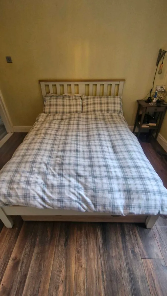 Double bed - Image 1