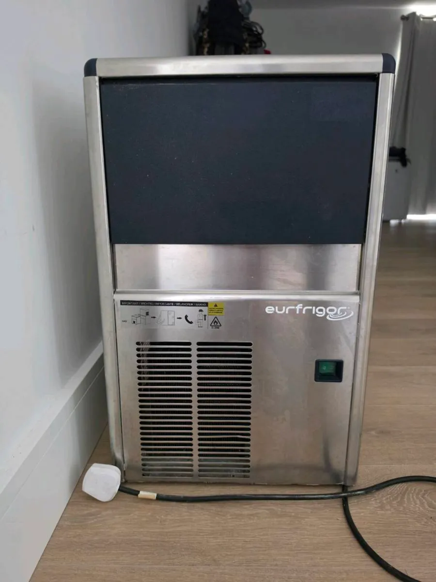 Commercial ice machine - Image 1