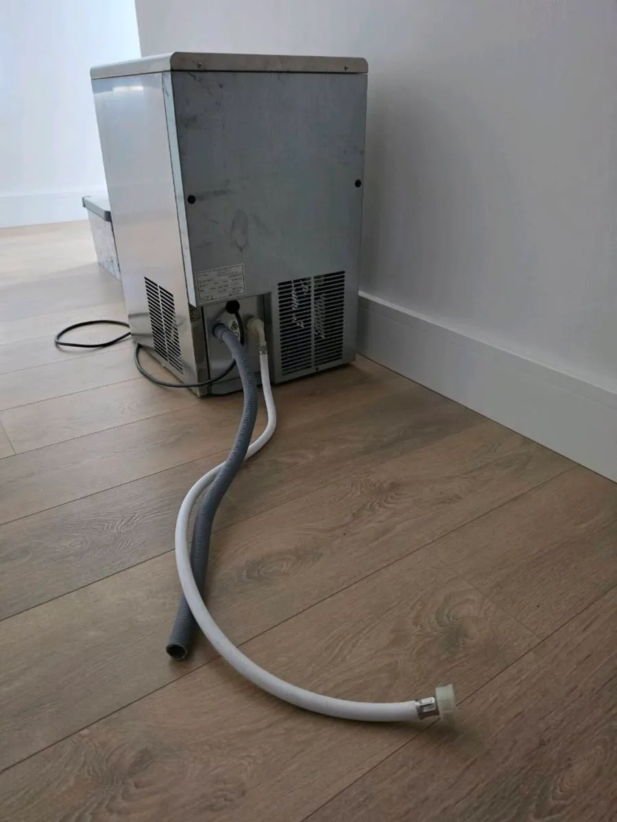 Commercial ice machine - Image 3