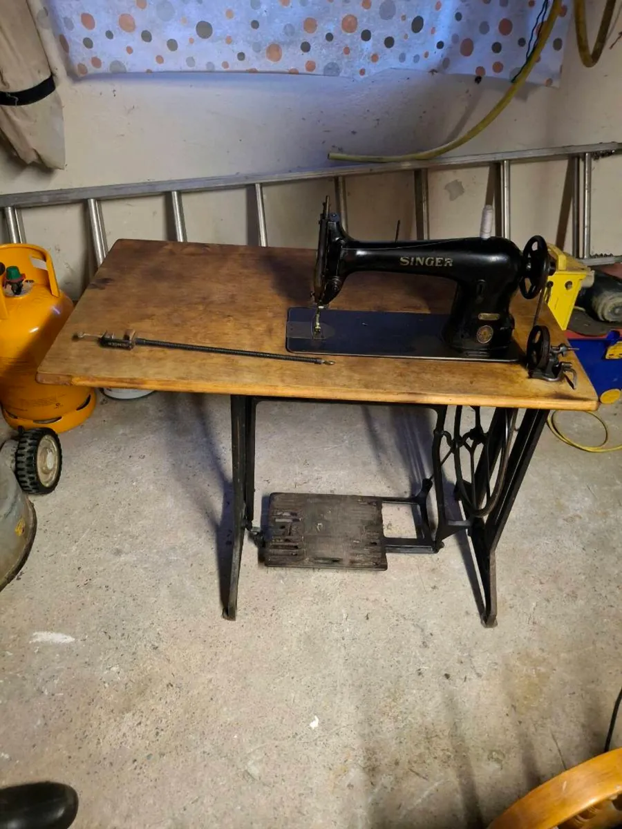 Singer sewing machine - Image 1
