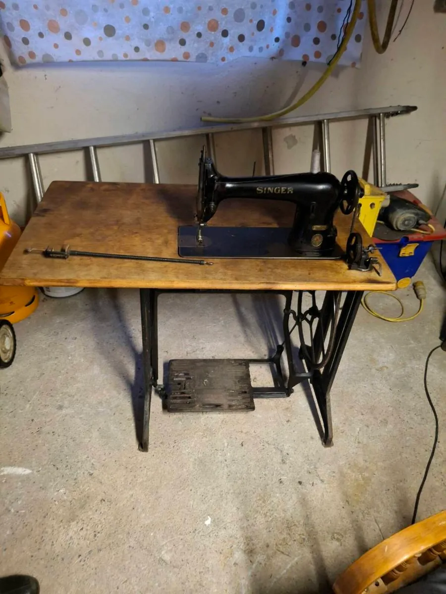 Singer sewing machine - Image 2