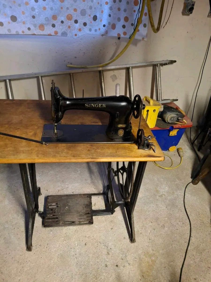 Singer sewing machine - Image 3
