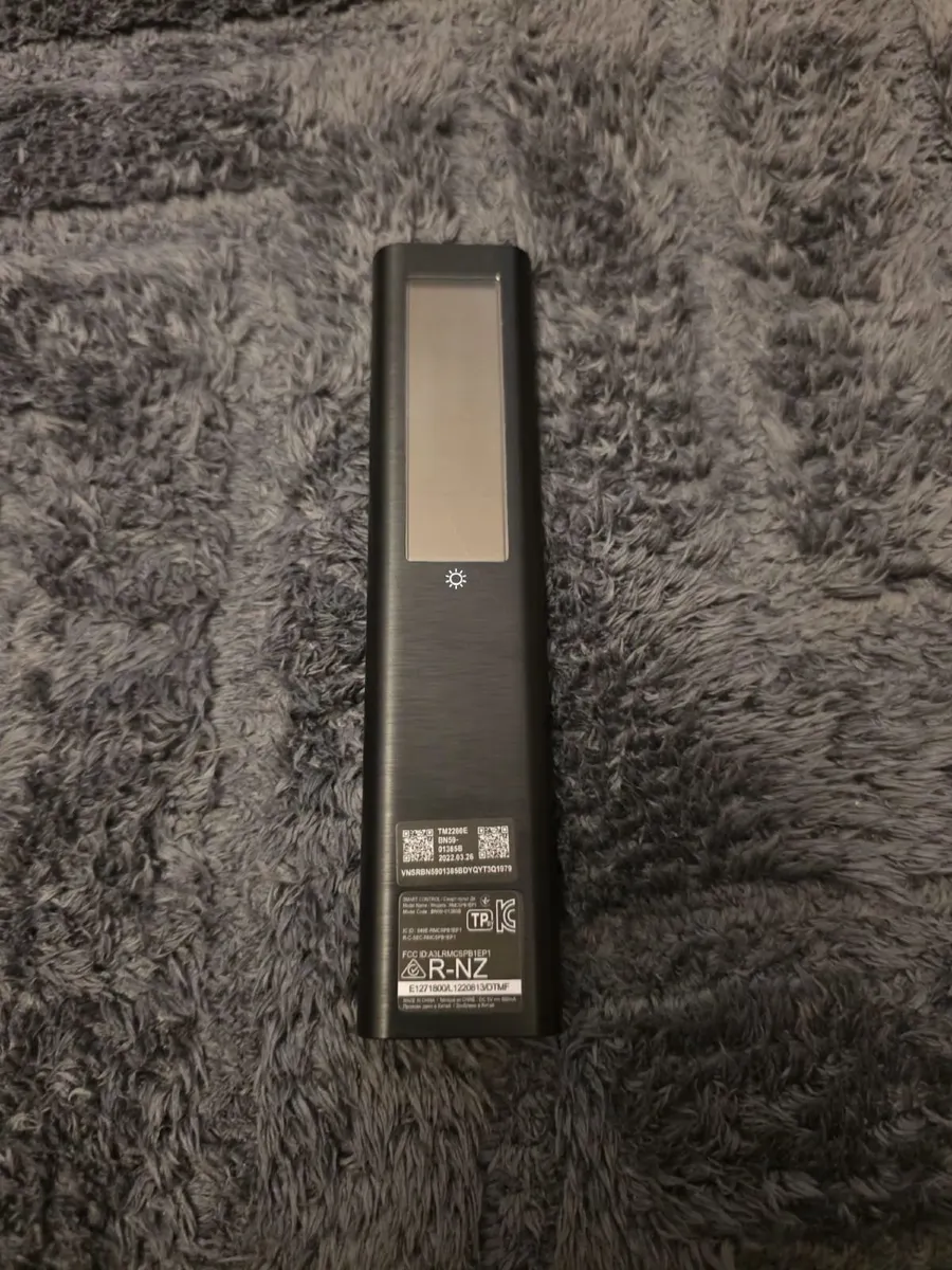 Samsung Solar Smart TV Remote – USB‐C Charging - Image 2
