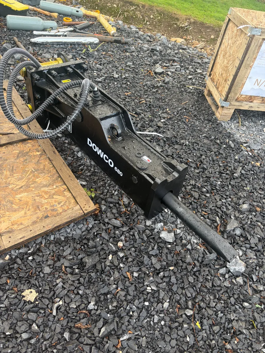 Unused Dowco Rock breaker suit 5-8t digger - Image 1