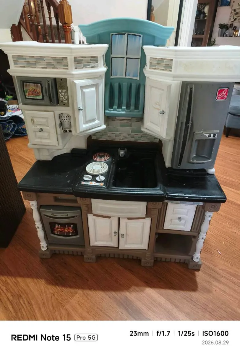 Kids toy kitchen - Image 1