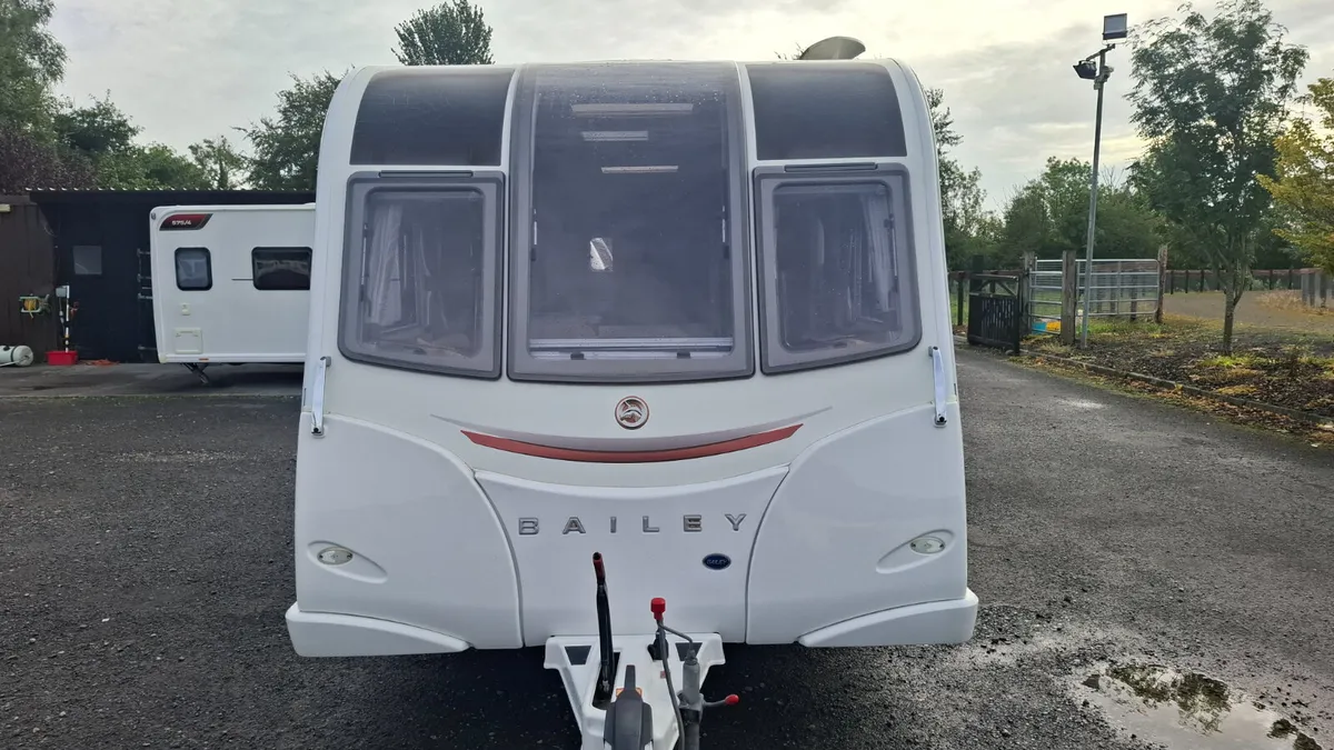 Bailey Unicorn Vigo Island Bed Caravan - Image 2