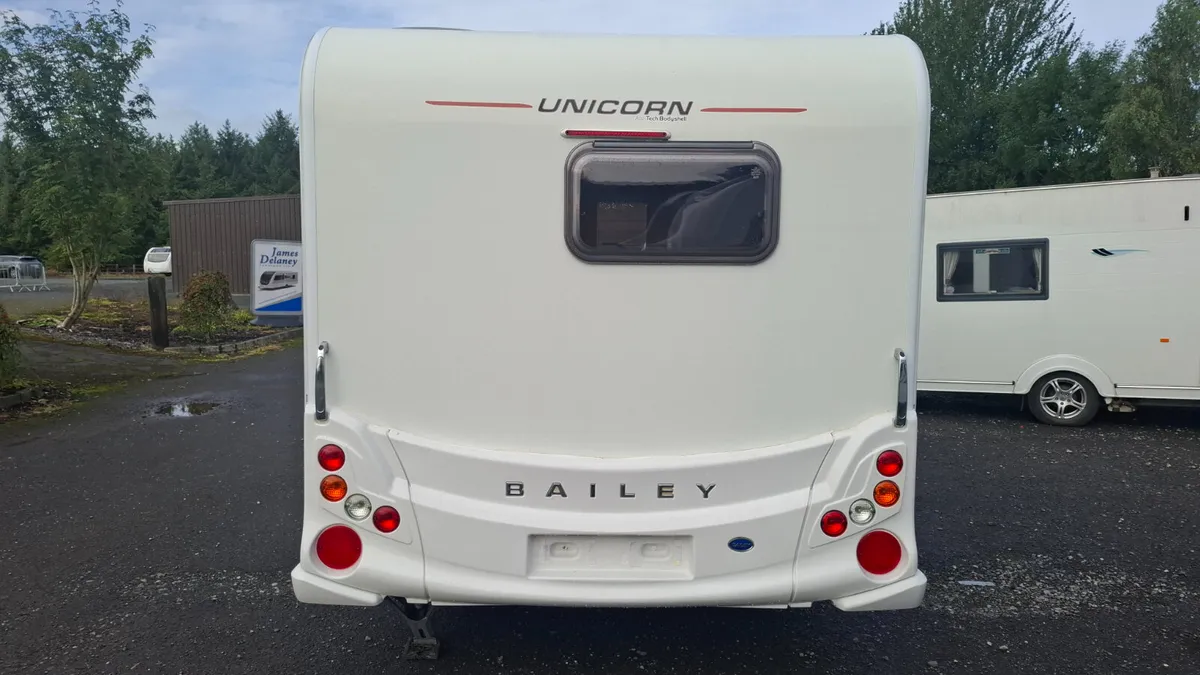 Bailey Unicorn Vigo Island Bed Caravan - Image 4