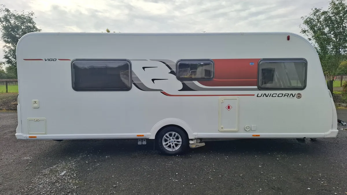 Bailey Unicorn Vigo Island Bed Caravan - Image 3