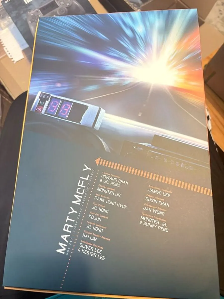 Hot Toys Marty Mcfly 1:6 Scale - Image 2