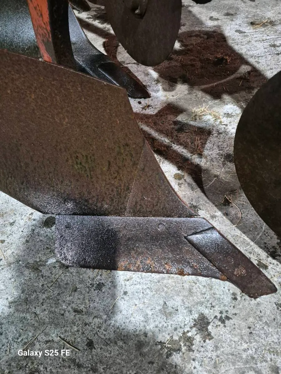 Kverneland plough 3 furrow - Image 4