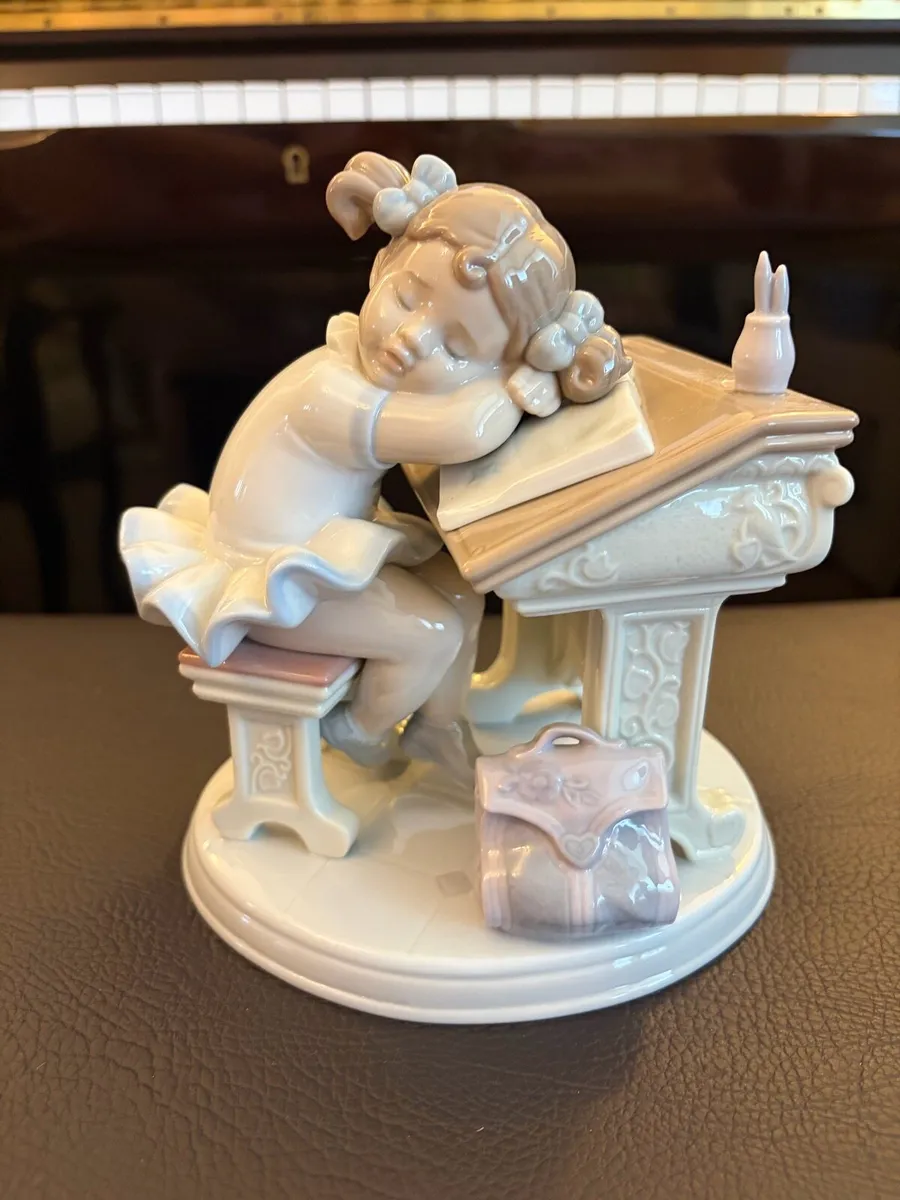 Lladro Waiting for the bell - Image 2