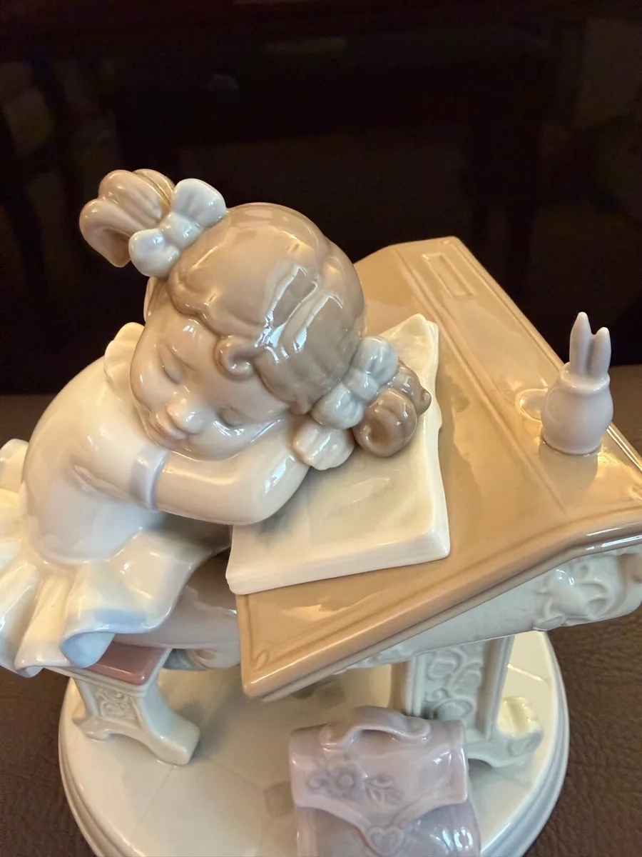 Lladro Waiting for the bell - Image 3