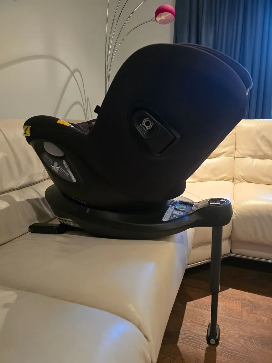 Joie i-Spin 360 car seat in black - Image 3
