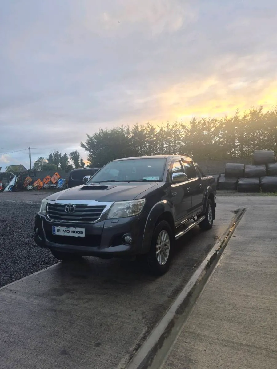 Toyota hilux invincible auto - Image 4
