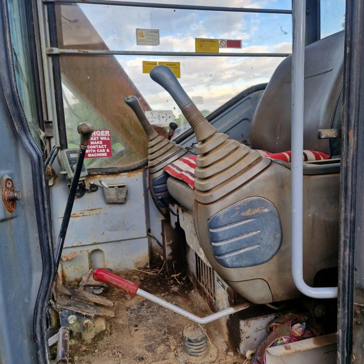 Hitachi 7.5 ton digger - Image 4