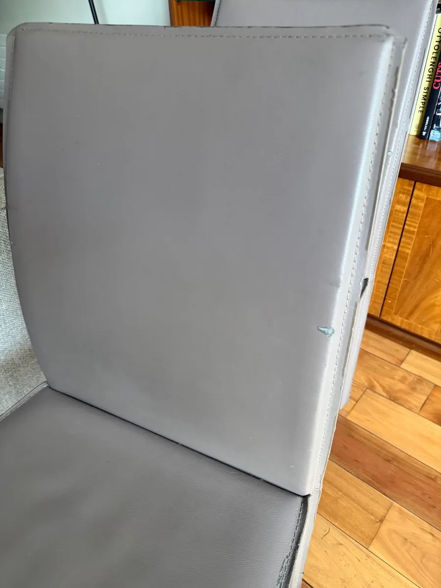 Dining table & Chairs - Image 4