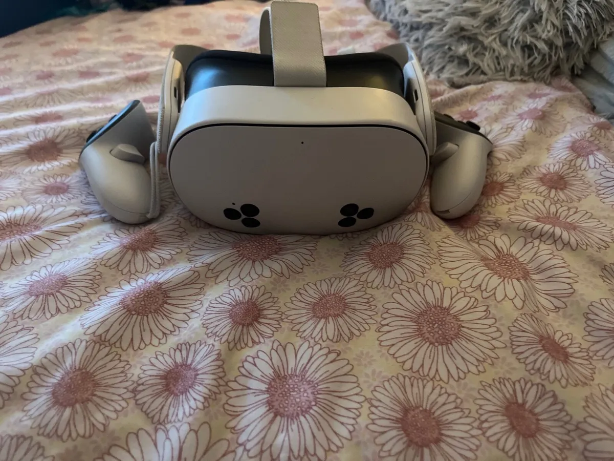 Meta Quest 3s 128GB VR Headset - Image 1