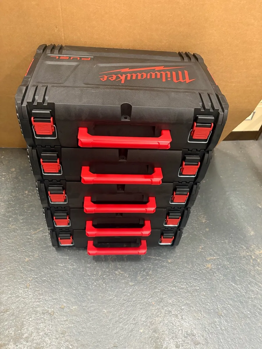 Milwaukee fuel stackable boxes x5 - Image 1