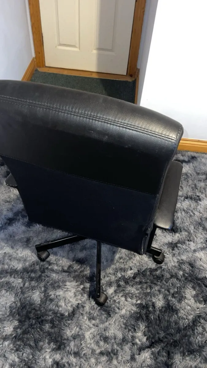 Black office chair - Image 1