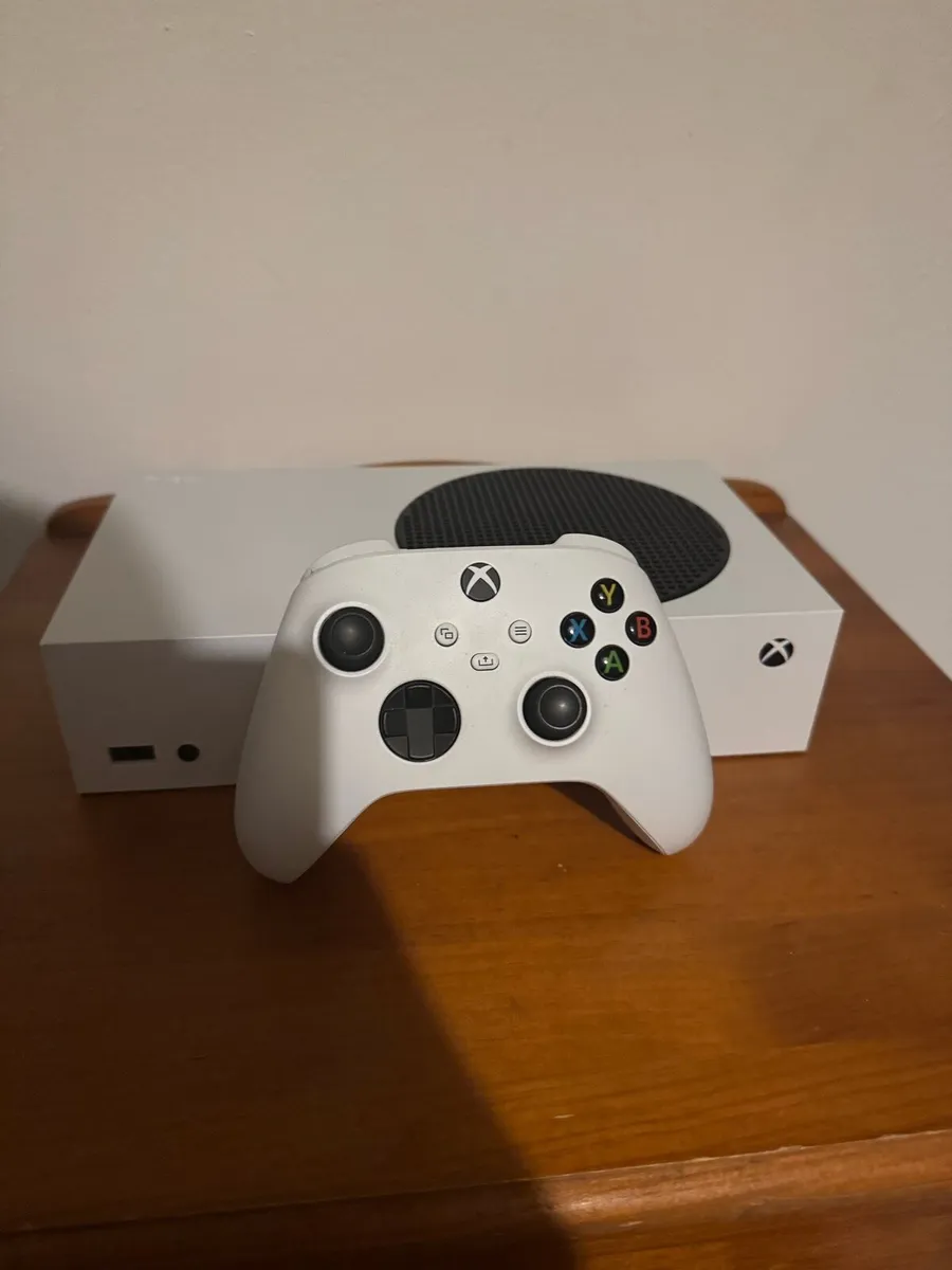 Xbox series s + controller - Image 1