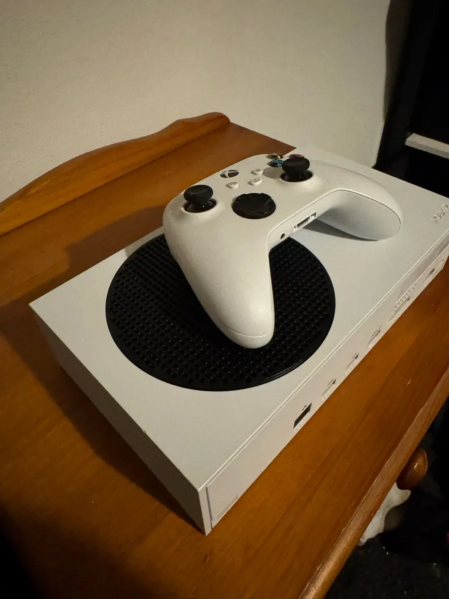 Xbox series s + controller - Image 3