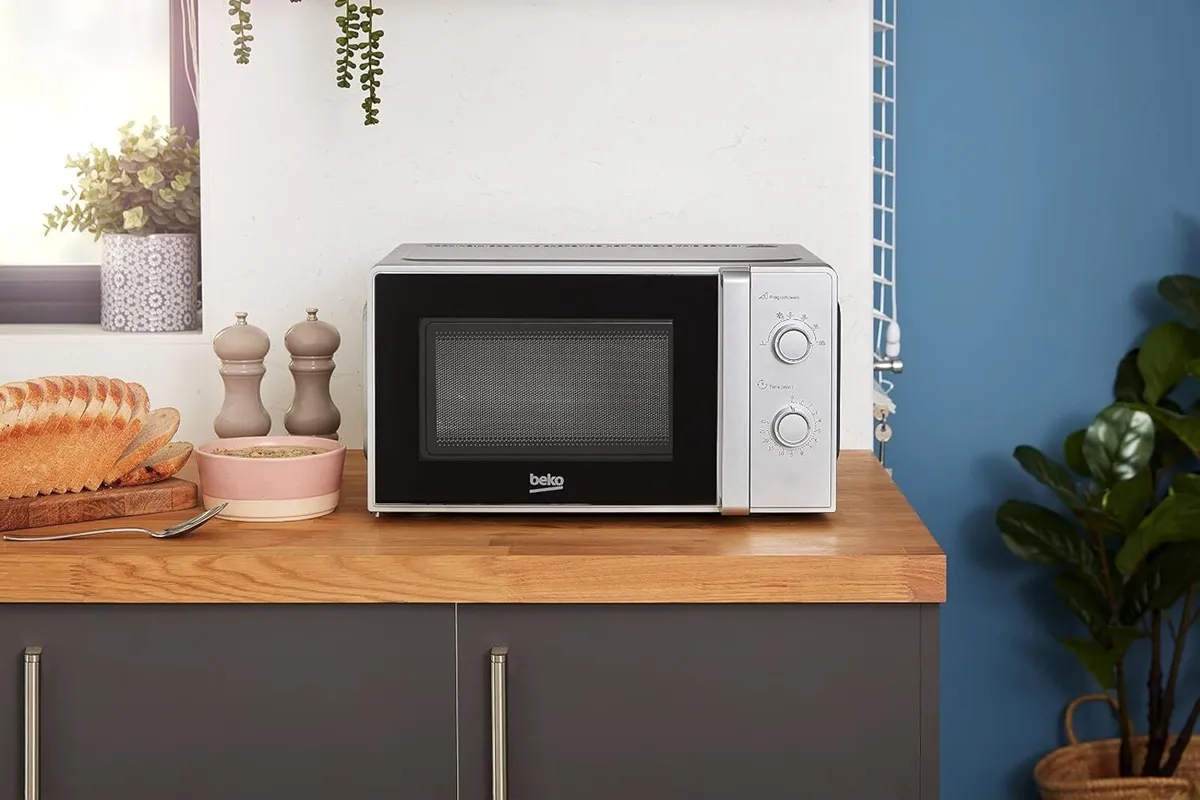 Solo Microwave Compact Design 20L Capacity 700W - Image 4