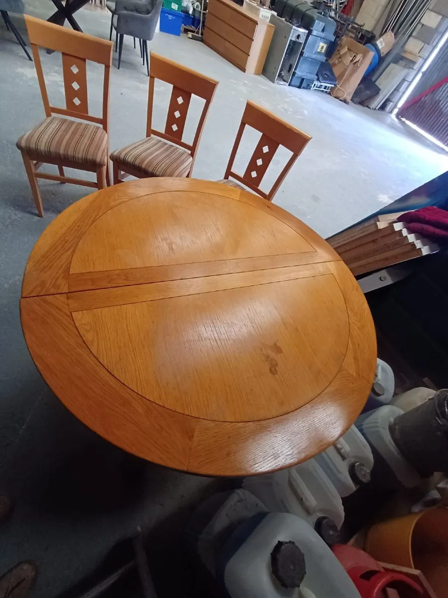Round extendable table and 3 chairs - Image 1