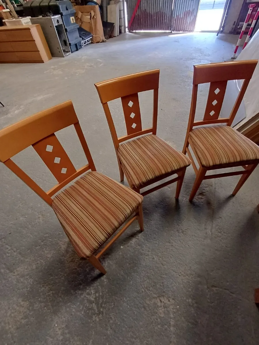 Round extendable table and 3 chairs - Image 2