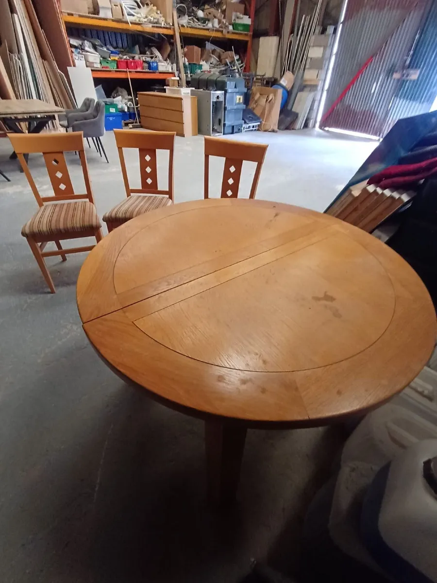 Round extendable table and 3 chairs - Image 3