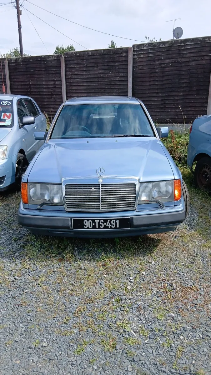 Mercedes-Benz E-Class 1990 - Image 1