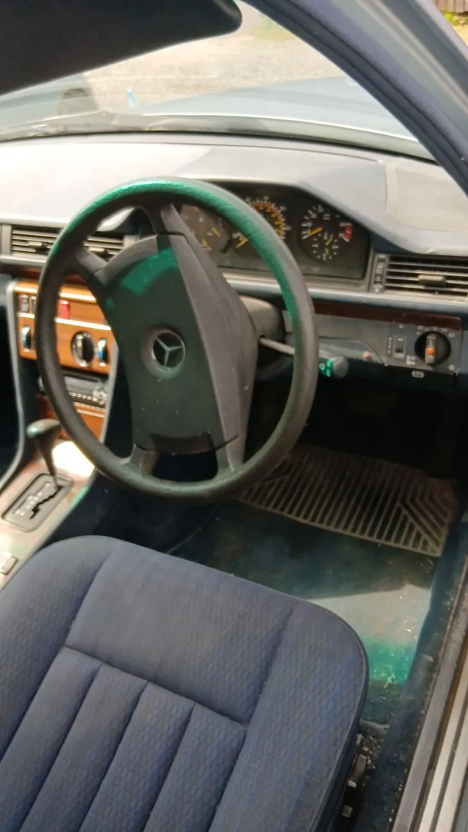 Mercedes-Benz E-Class 1990 - Image 2
