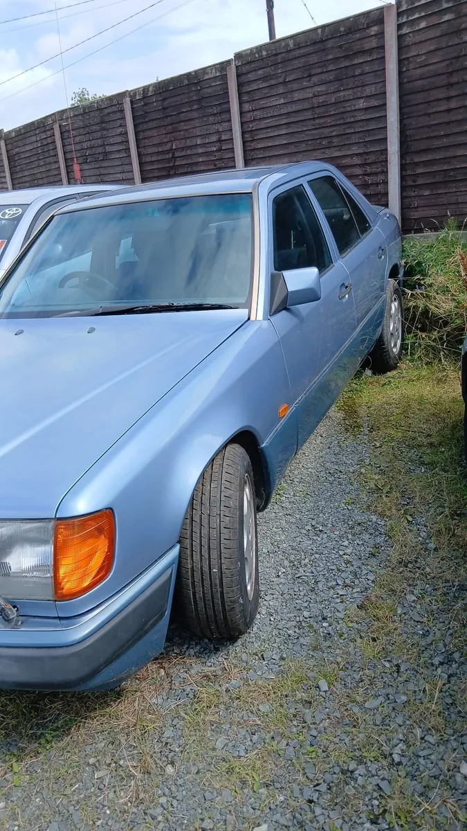 Mercedes-Benz E-Class 1990 - Image 3