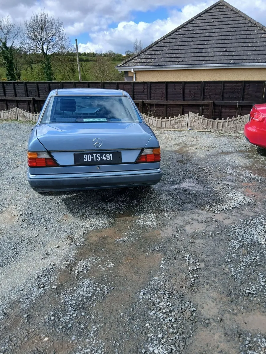 Mercedes-Benz E-Class 1990 - Image 4