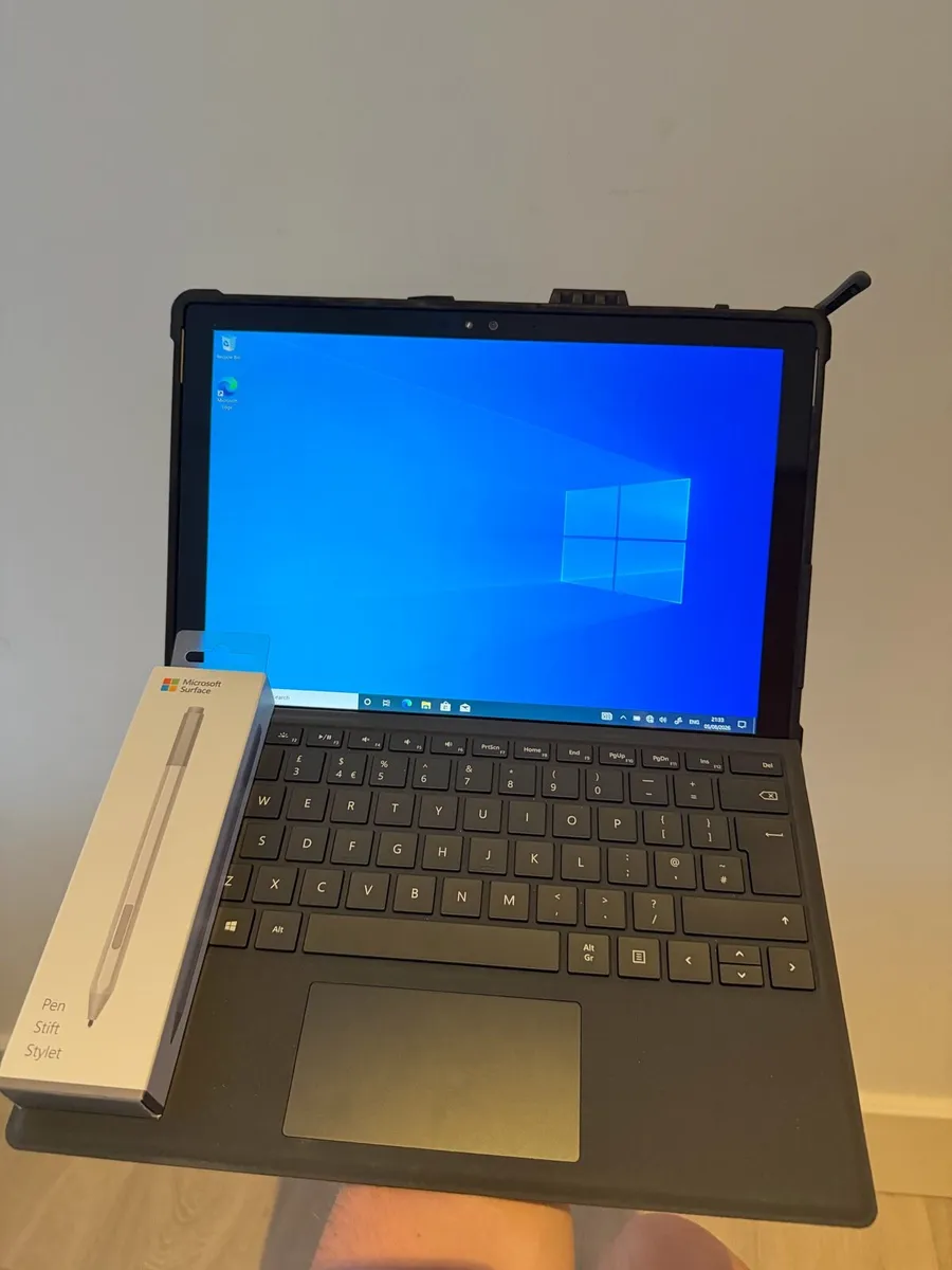 Microsoft Surface Pro 4 - 128GB i5 4GB with Stylus - Image 1