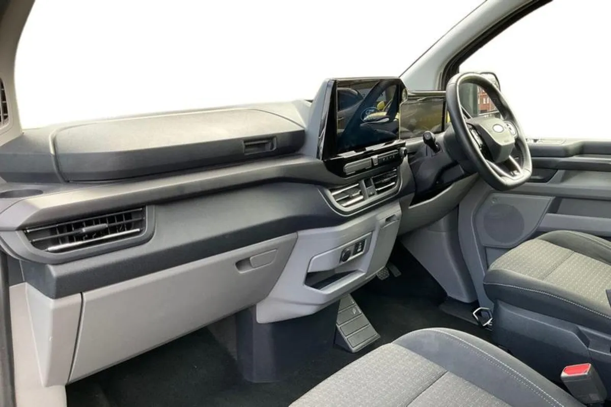 Ford Tourneo Custom 340 L2 PETROL FWD  2.5 PHEV 23 - Image 3