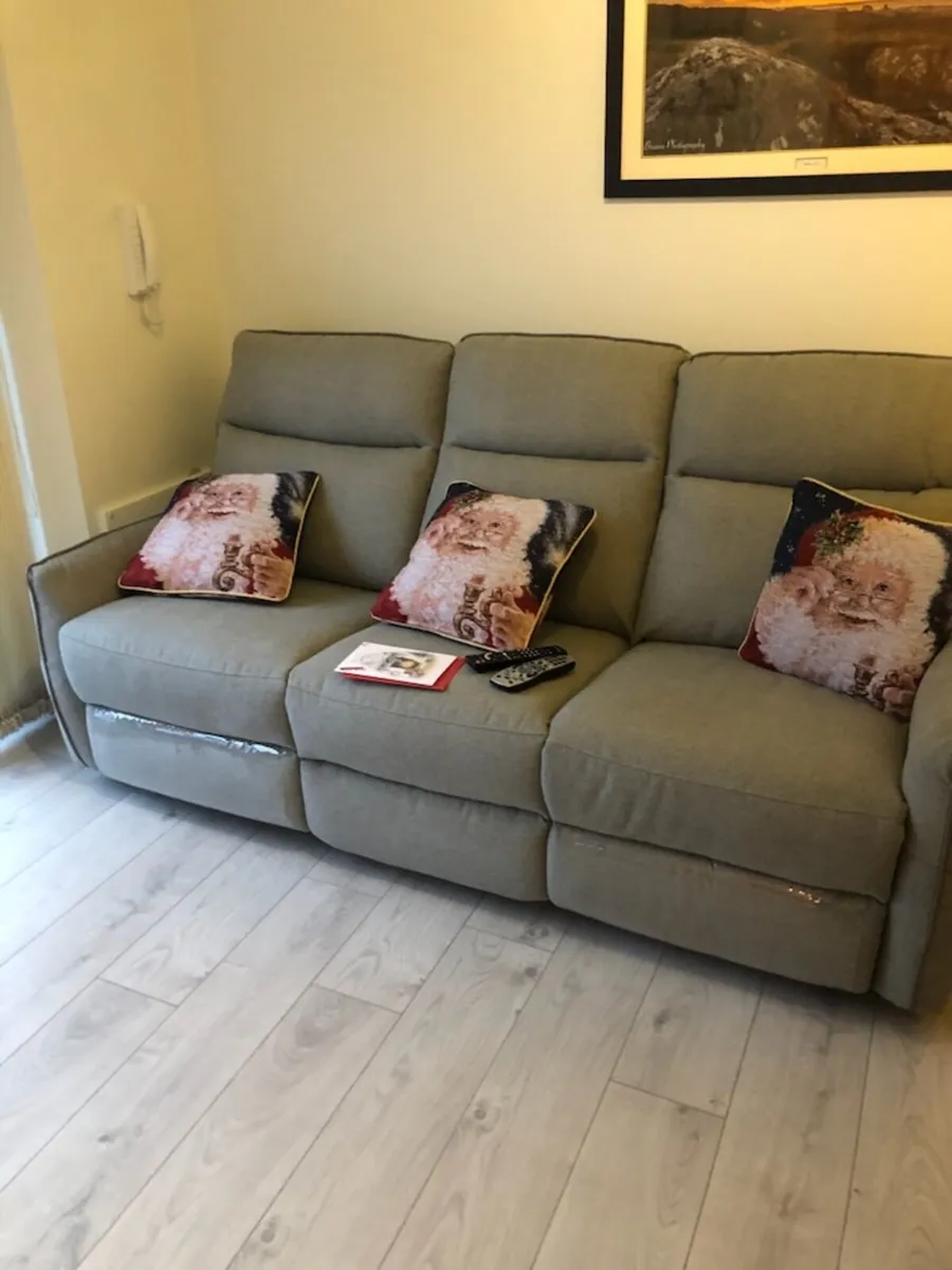 3 seater couch - Image 1