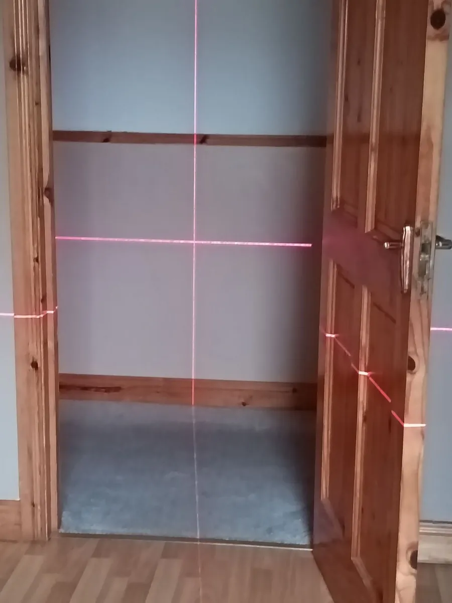Laser level and tripod - Image 3