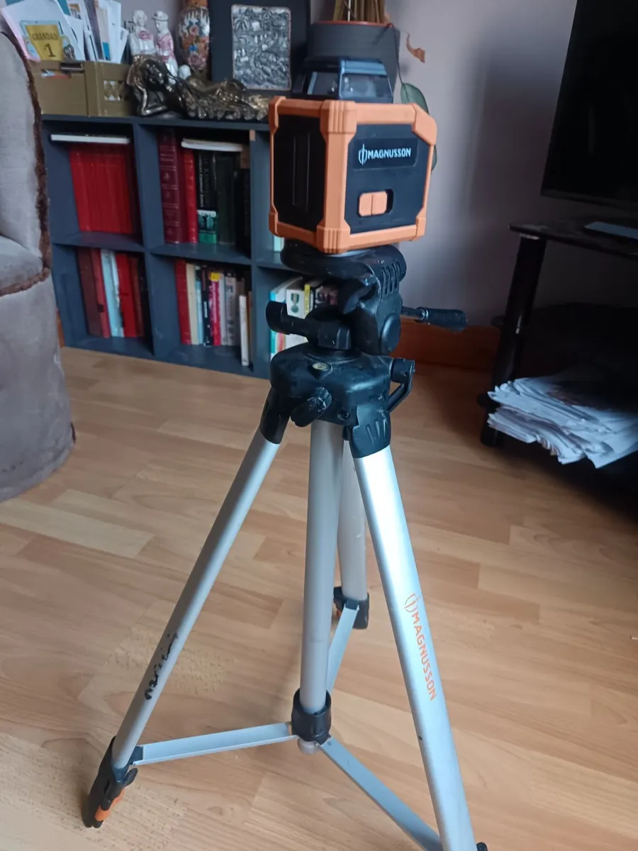 Laser level and tripod - Image 4