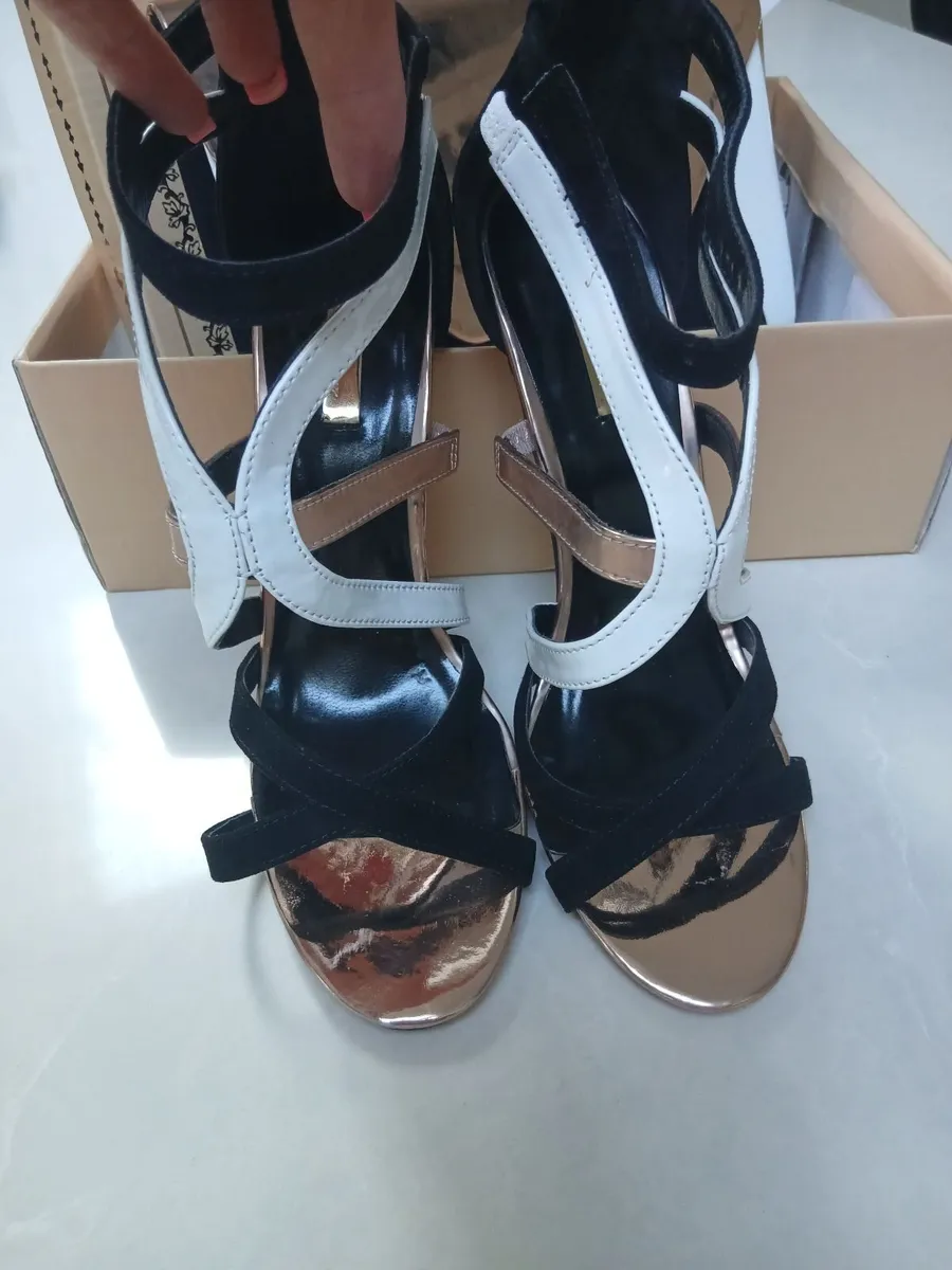 Ladies shoes and bag - Image 1