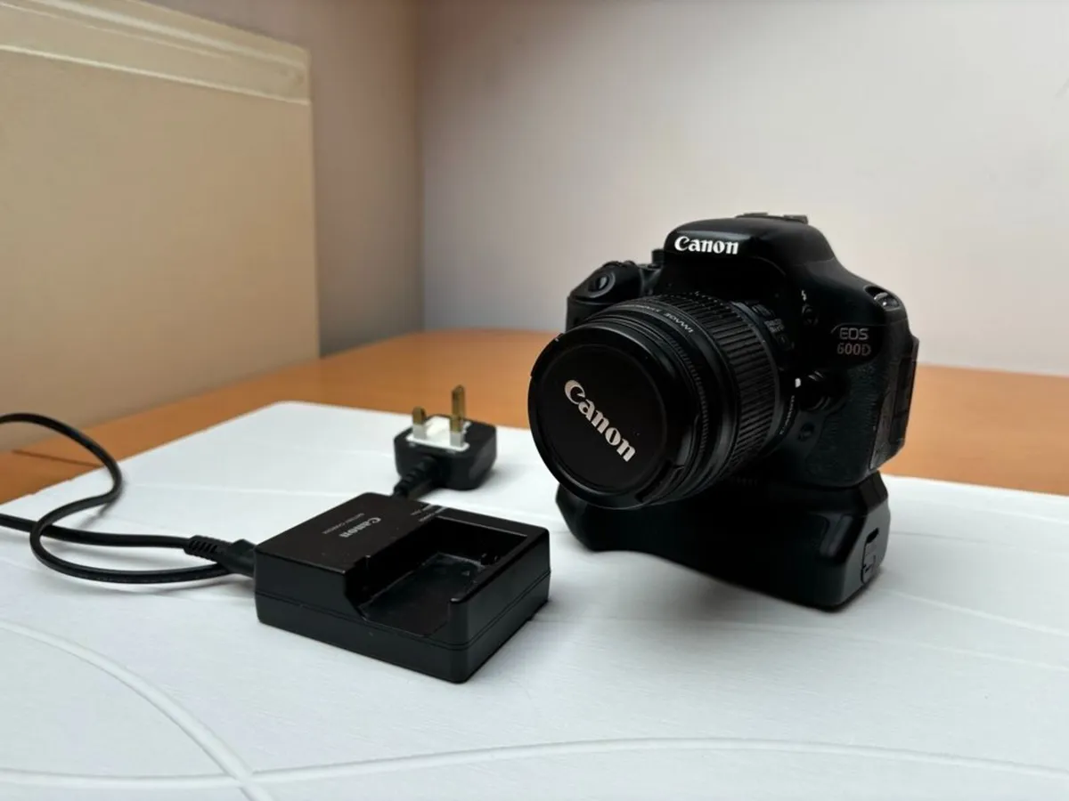 Canon EOS 600D Camera Kit + Battery Grip & Accesso - Image 4