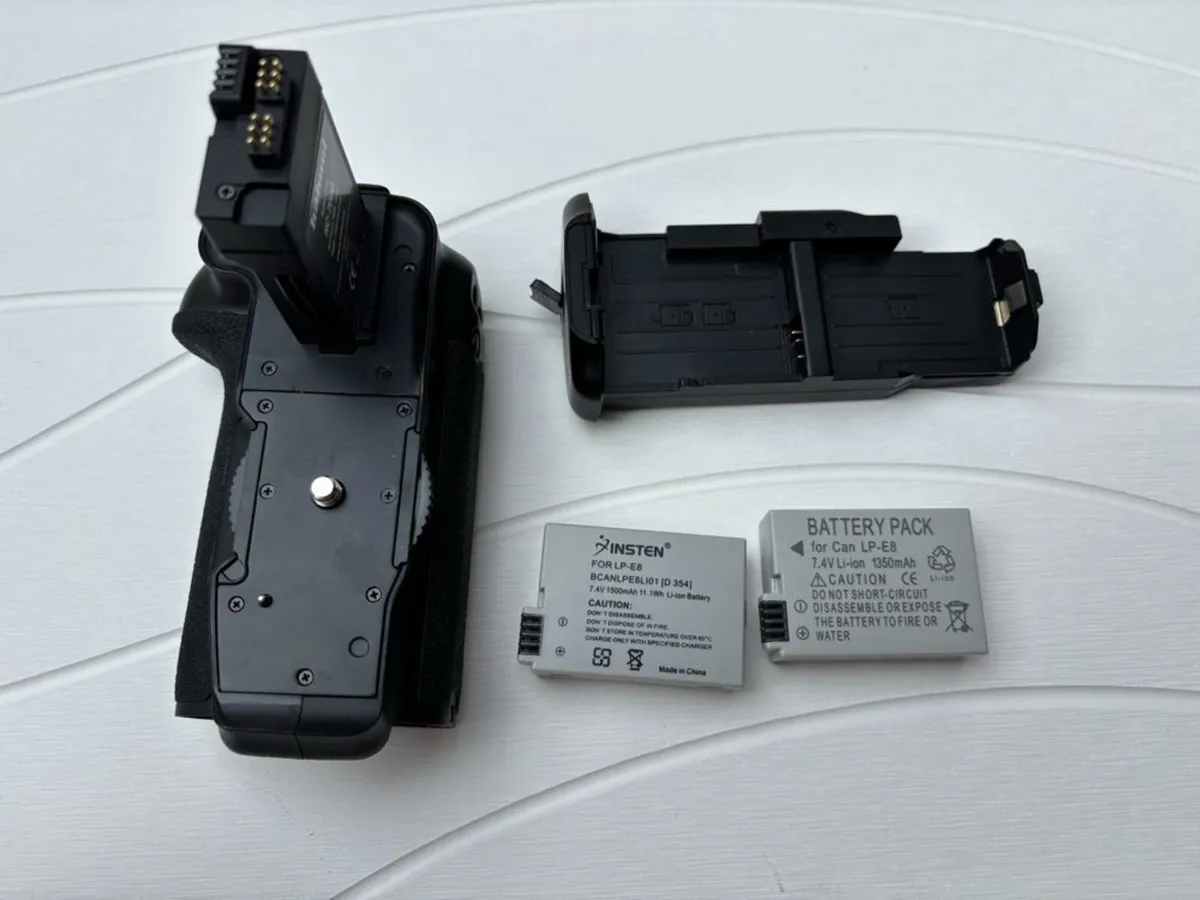 Canon EOS 600D Camera Kit + Battery Grip & Accesso - Image 2