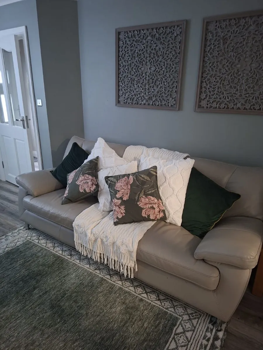 Leather suite - Image 1