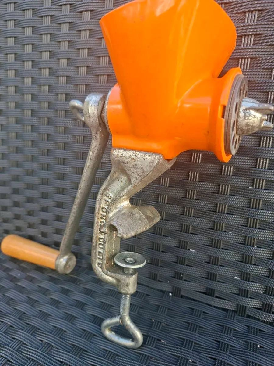 Vintage 1960's manual mincer/grinder made England - Image 1