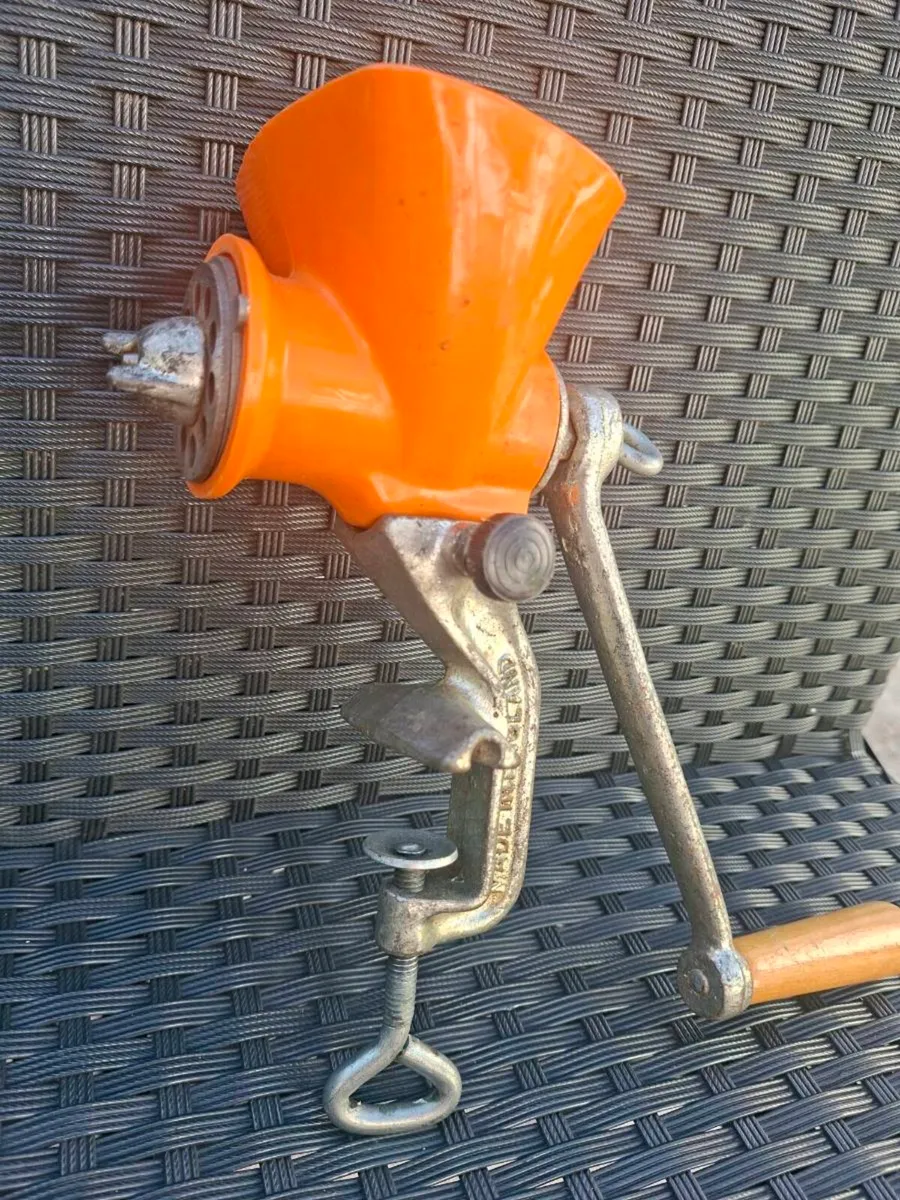Vintage 1960's manual mincer/grinder made England - Image 2