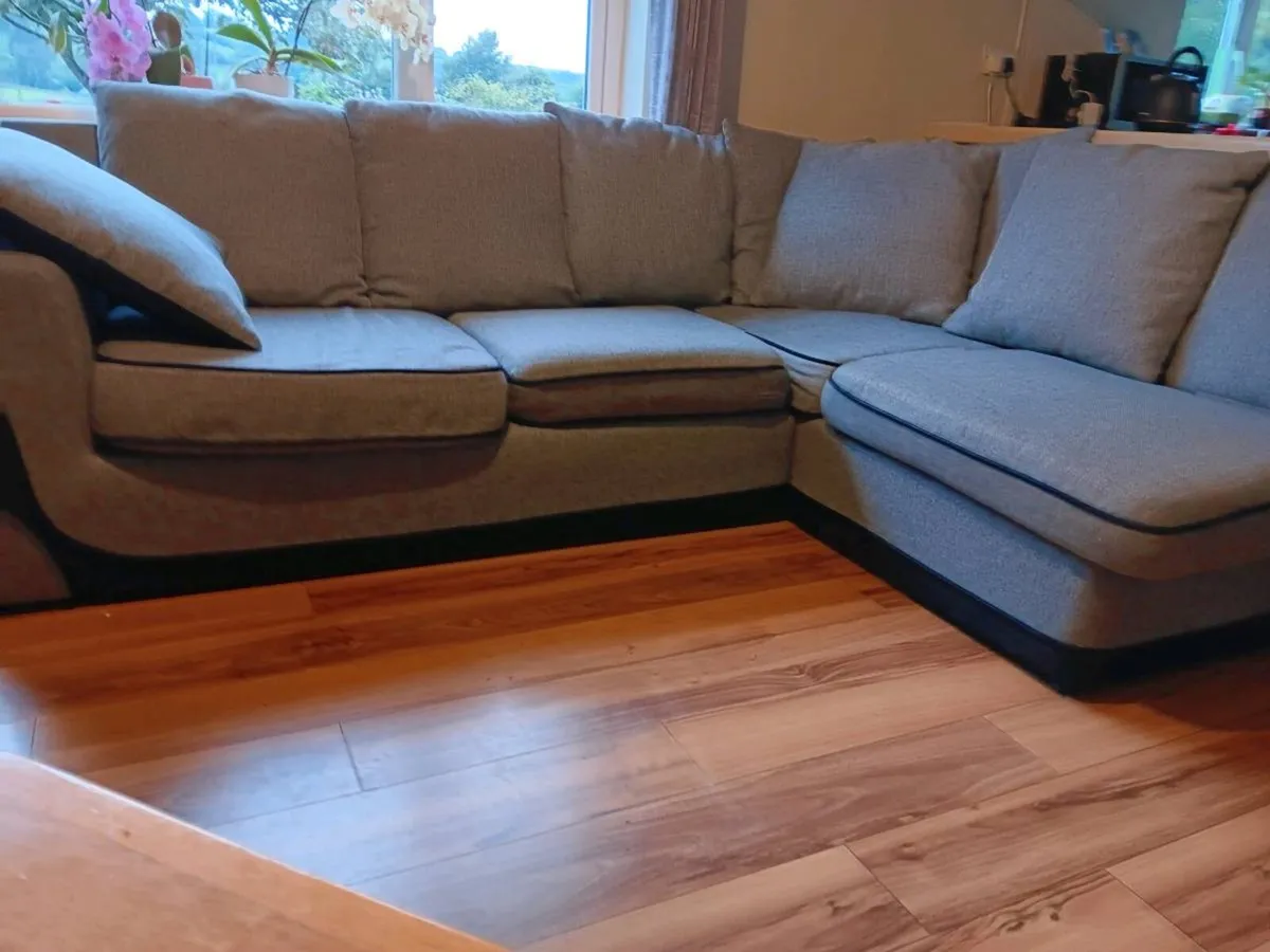 5 seater corner couch - Image 1