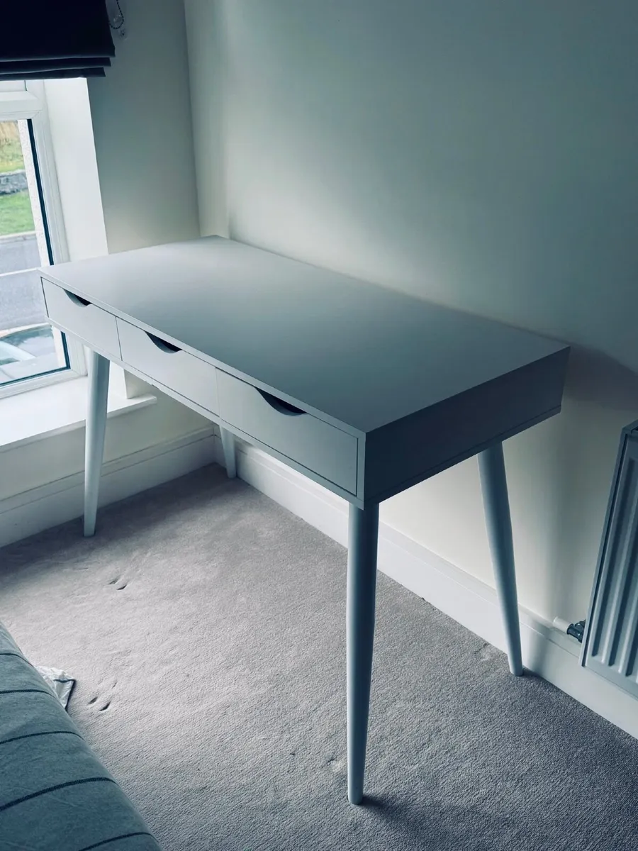 Office table and chair - Image 1