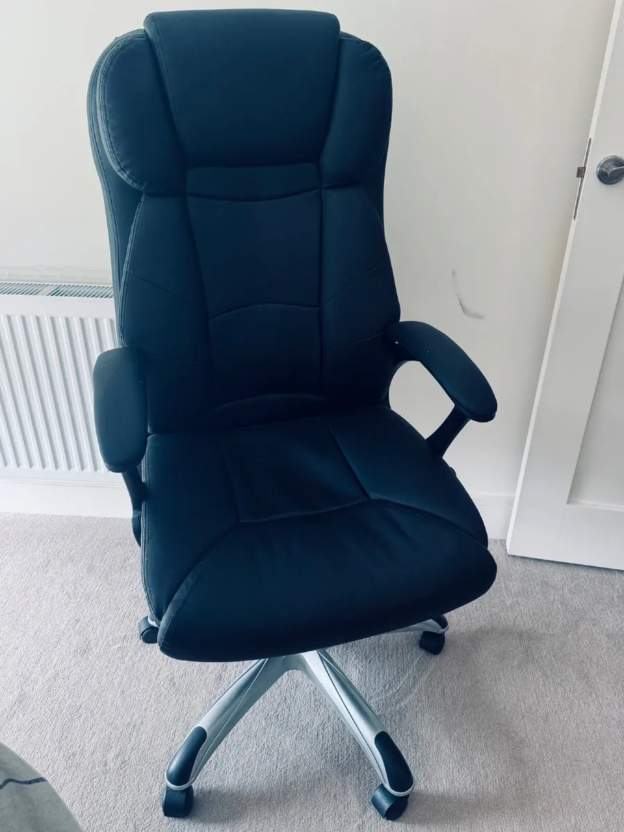 Office table and chair - Image 2