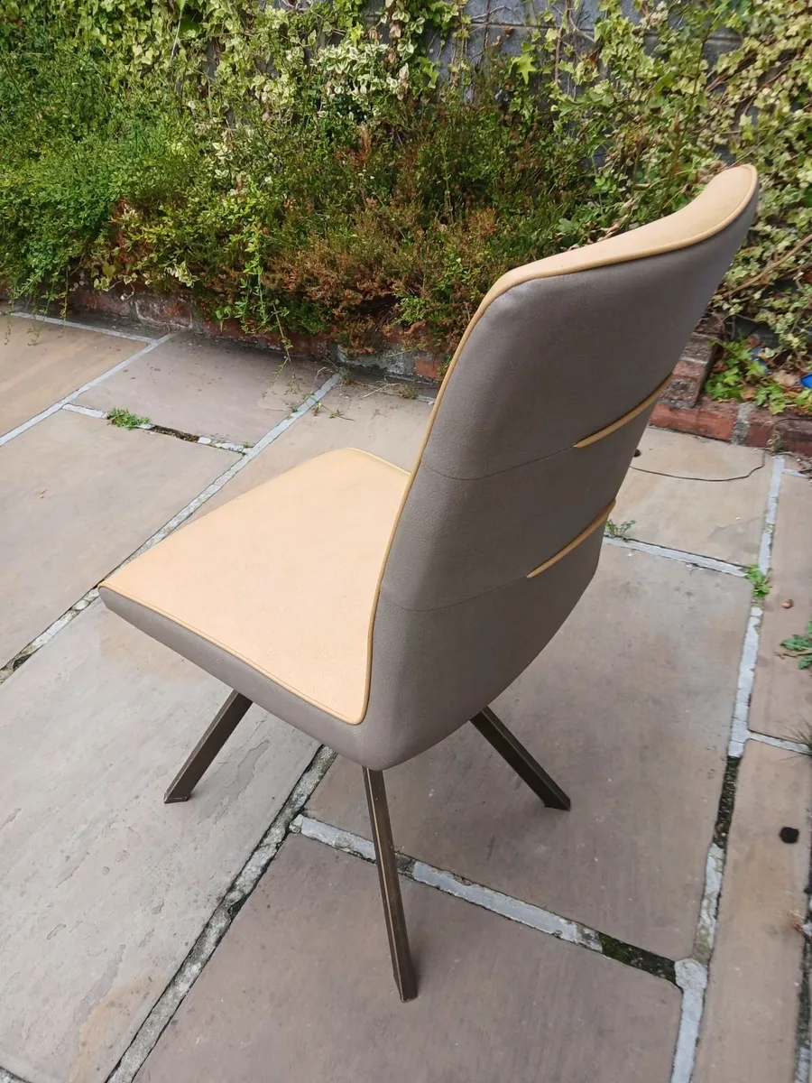 Table and chairs - Image 2