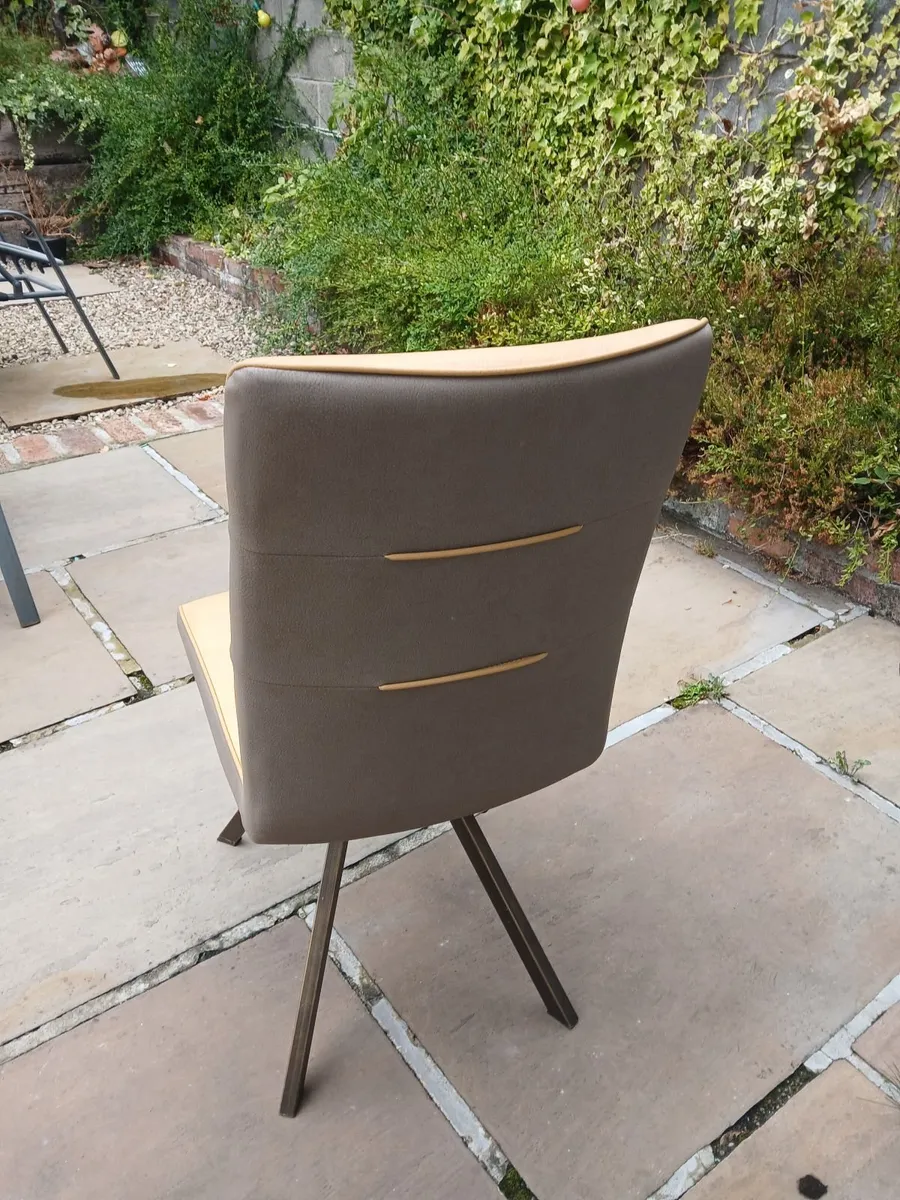 Table and chairs - Image 3