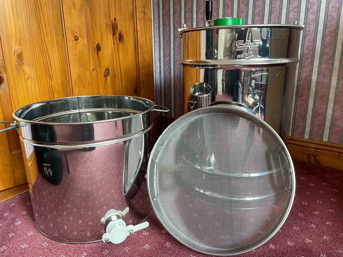 4 FRAME HONEY EXTRACTOR - Image 1